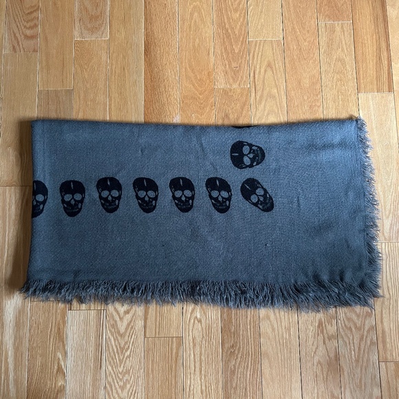 Zara Gray Skull Print Scarf - Picture 4 of 10